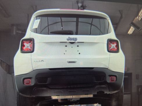 Used 2023 Jeep Renegade Latitude w/ Sun/Sound Group AWD/4WD image 8