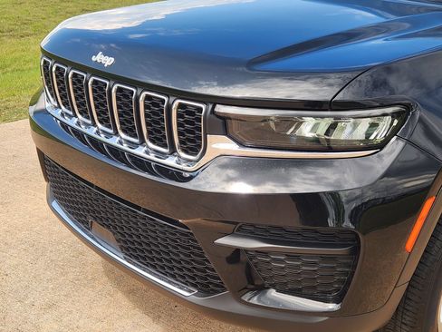 Used 2025 Jeep Grand Cherokee Laredo X RWD image 10