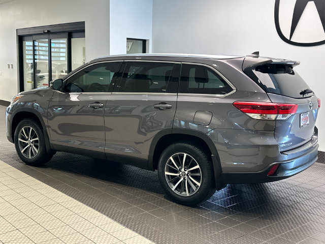 Used 2019 Toyota Highlander XLE AWD/4WD image 4