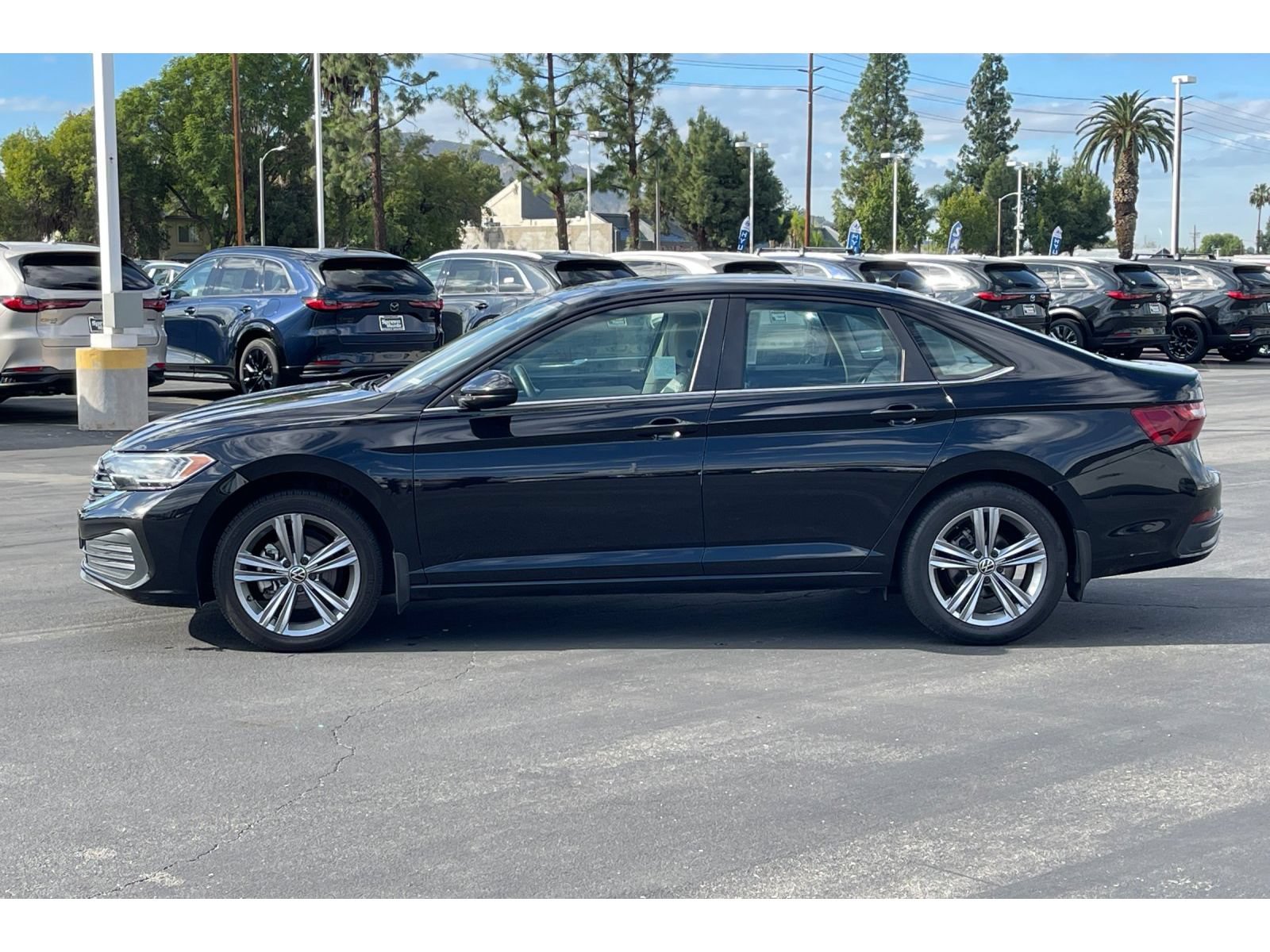 Used 2023 Volkswagen Jetta SE FWD image 2