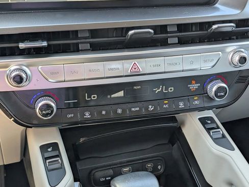 Used 2024 Kia Telluride S image 29