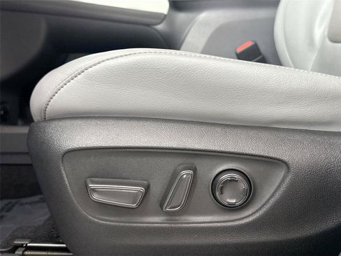 Used 2023 Toyota Sienna Limited FWD image 31