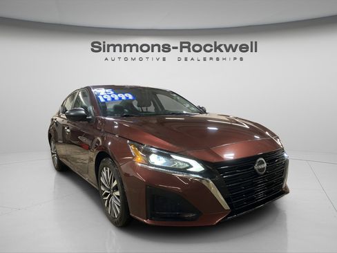 Used 2025 Nissan Altima 2.5 SV FWD image 7