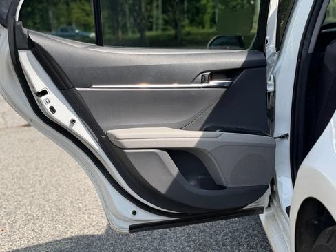 Used 2018 Toyota Camry LE FWD image 12