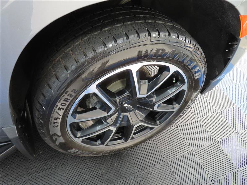 Used 2022 Chevrolet Suburban RST w/ Luxury Package RWD image 9
