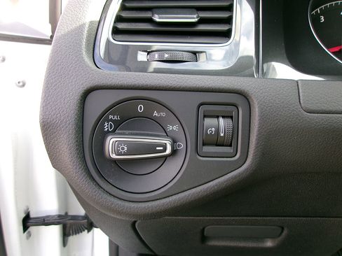 Used 2019 Volkswagen Golf Alltrack S image 21