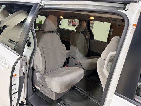 Used 2015 Toyota Sienna LE AWD/4WD image 35