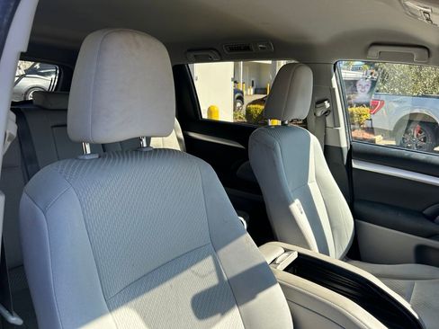 Used 2015 Toyota Highlander LE image 12