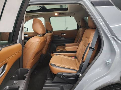 Used 2025 Nissan Pathfinder Platinum AWD/4WD image 27