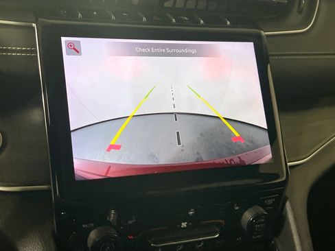 Used 2023 Jeep Grand Cherokee Limited AWD/4WD image 14