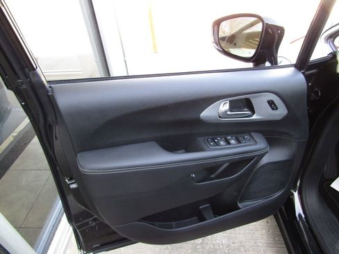 Used 2024 Chrysler Pacifica Select image 24