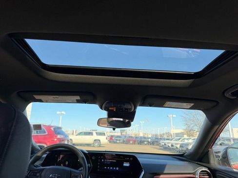 Used 2024 Chevrolet Trax RS w/ Sunroof Package image 9