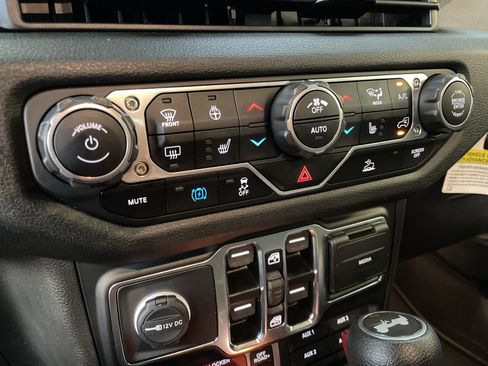 Used 2024 Jeep Wrangler Unlimited AWD/4WD image 27