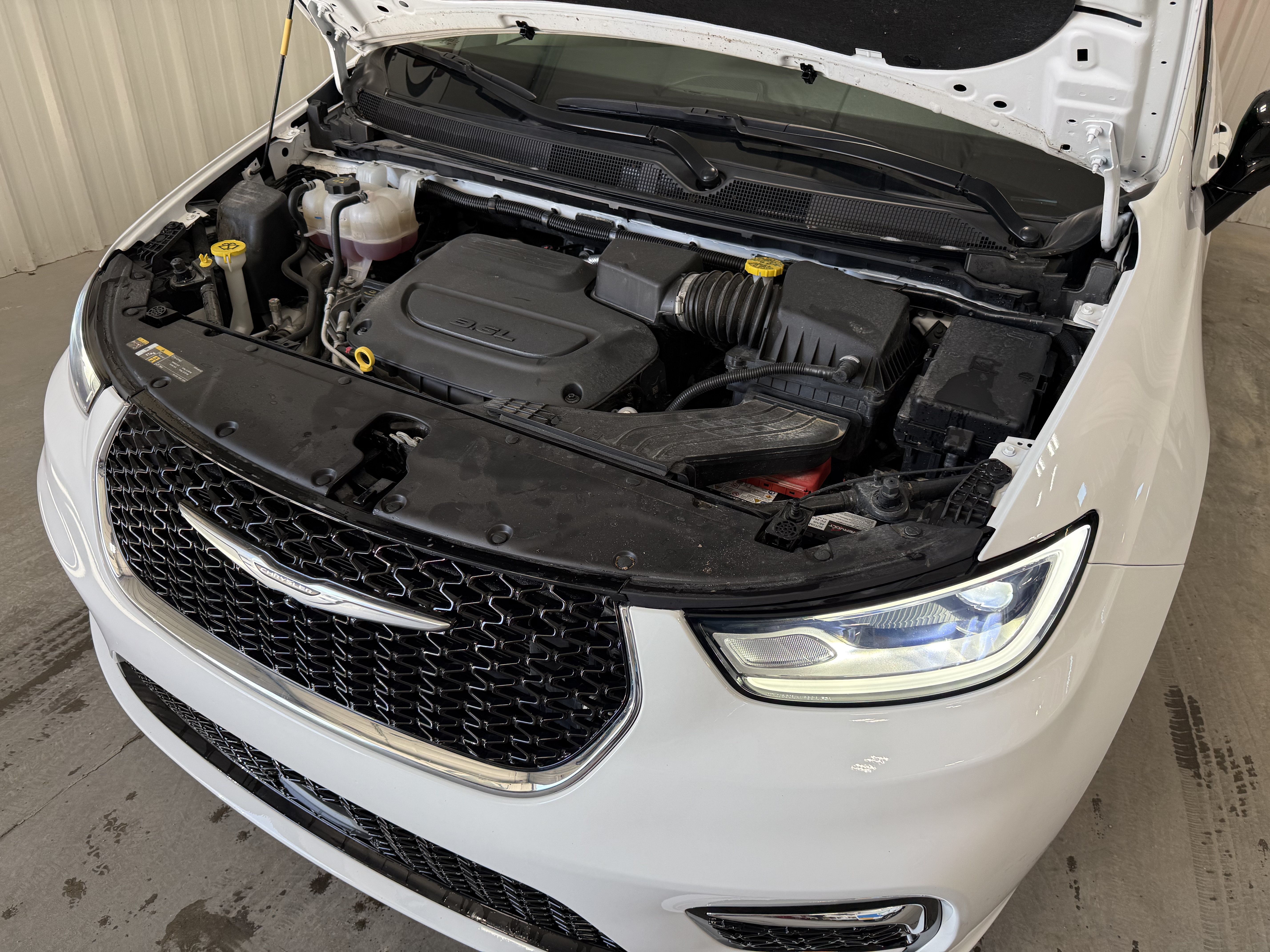 Used 2024 Chrysler Pacifica Touring-L FWD image 15