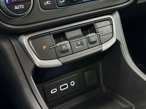 Used 2024 GMC Terrain SLE w/ Driver Convenience Package image 16