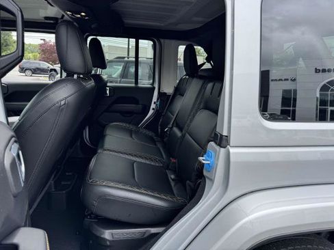 Used 2022 Jeep Wrangler Unlimited Sahara image 9