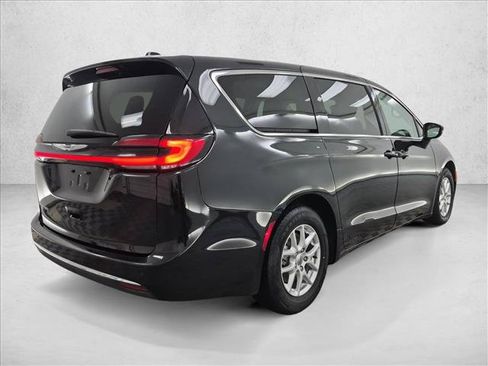 Used 2023 Chrysler Pacifica Touring-L FWD image 5