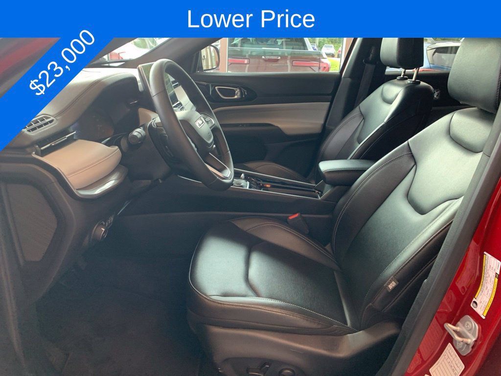 Used 2025 Jeep Compass Limited AWD/4WD image 3