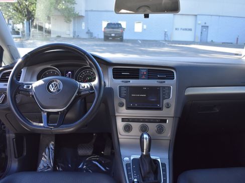 Used 2017 Volkswagen Golf SE image 33