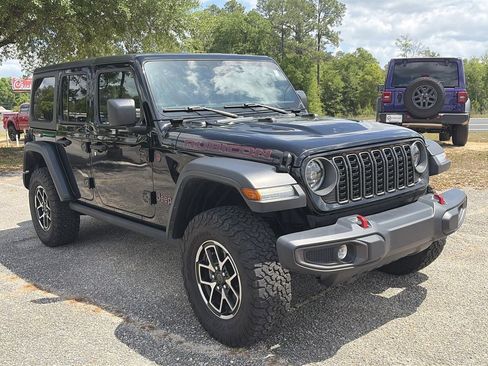 Used 2025 Jeep Wrangler Unlimited Rubicon AWD/4WD image 7