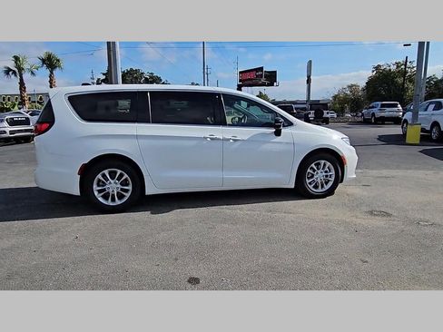New 2026 Chrysler Pacifica Select image 33
