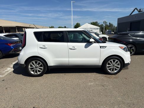 Used 2017 Kia Soul + FWD image 4