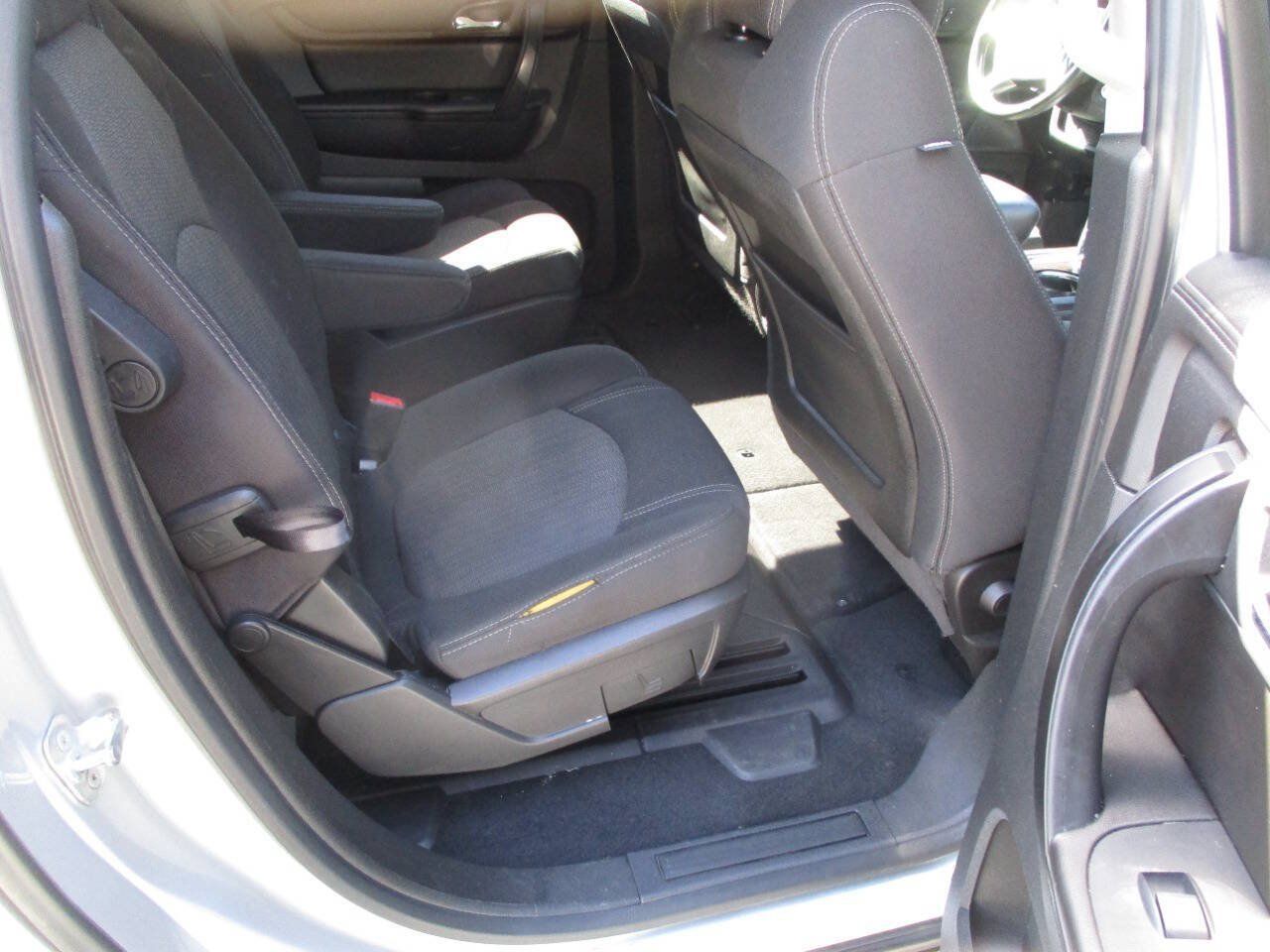 Used 2017 Chevrolet Traverse LT w/ Style and Technology Package FWD image 12