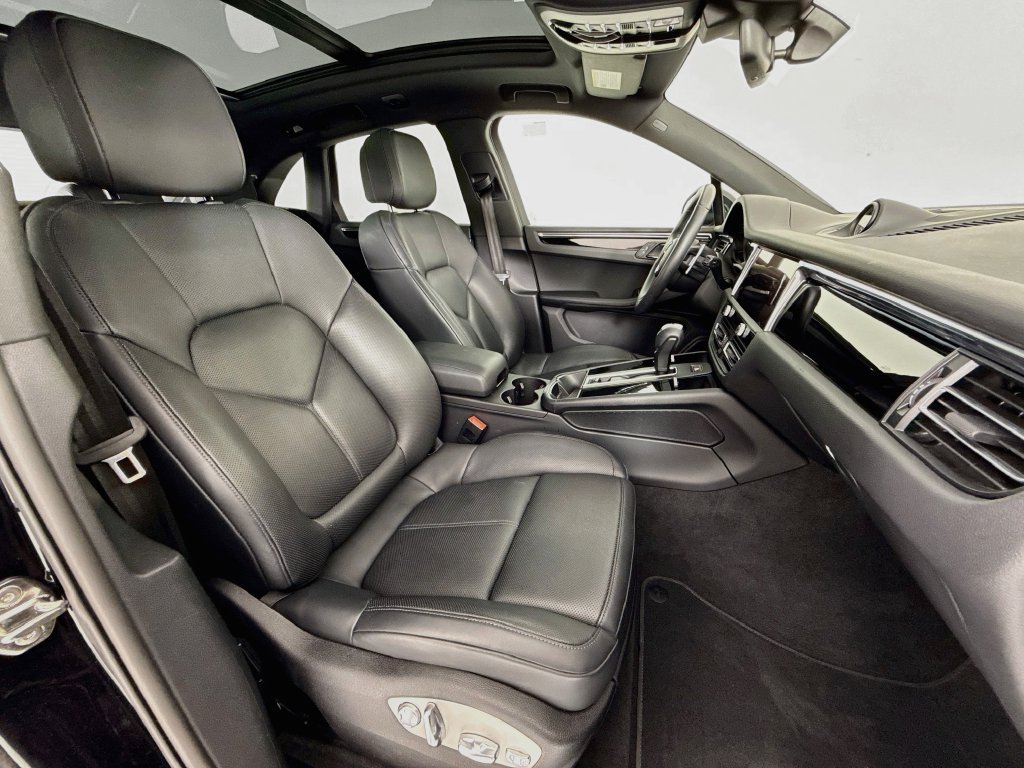 Certified 2025 Porsche Macan AWD/4WD image 30