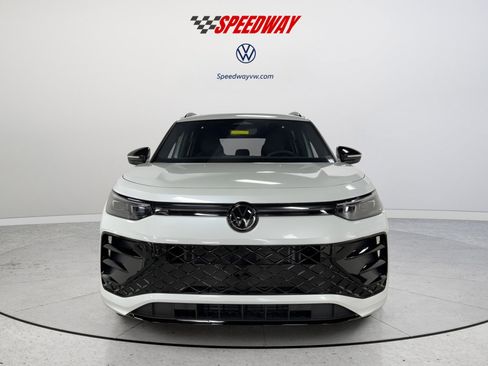 New 2025 Volkswagen Tiguan SE R-Line image 2