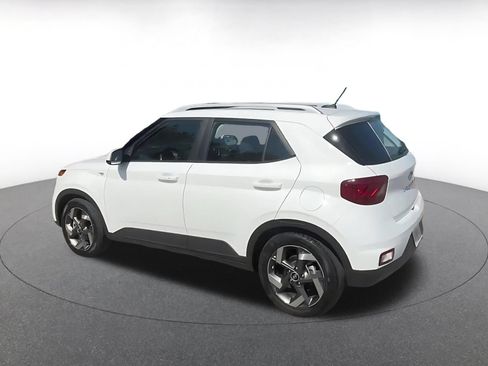 Used 2025 Hyundai Venue SEL FWD image 10