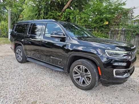 Used 2025 Jeep Wagoneer L Series II AWD/4WD image 4