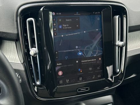 Certified 2025 Volvo XC40 B5 Plus AWD/4WD image 18