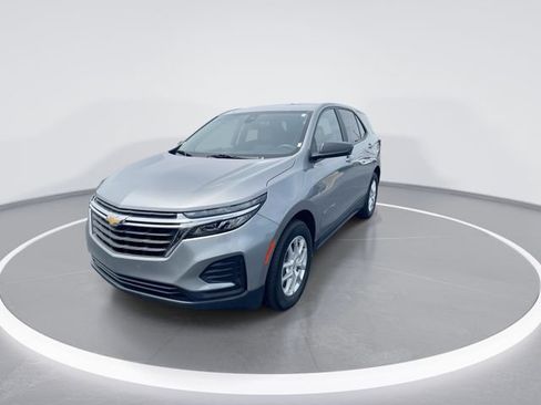Used 2024 Chevrolet Equinox LS w/ LS Convenience Package FWD image 4