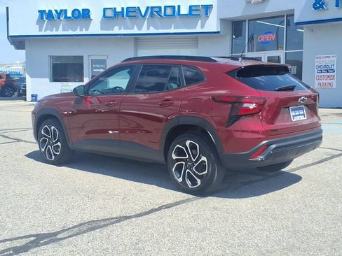 Used 2024 Chevrolet Trax RS w/ Sunroof Package FWD image 6