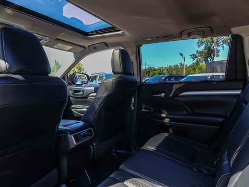 Used 2018 Toyota Highlander XLE AWD/4WD image 21