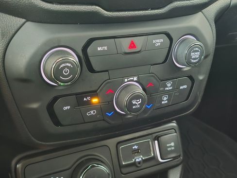 Used 2019 Jeep Renegade Latitude w/ Cold Weather Group AWD/4WD image 29