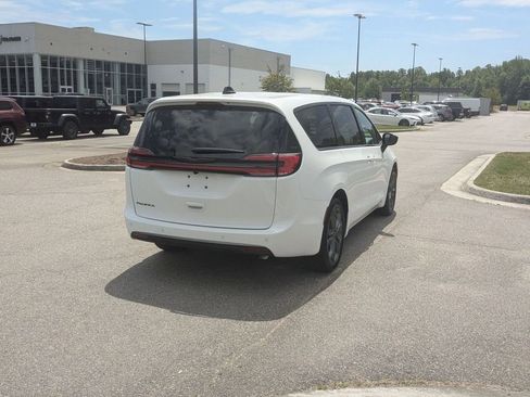 New 2026 Chrysler Pacifica Select FWD image 5