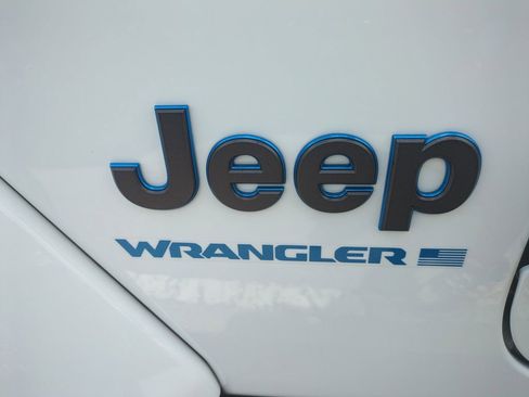Used 2025 Jeep Wrangler Unlimited Sahara AWD/4WD image 32