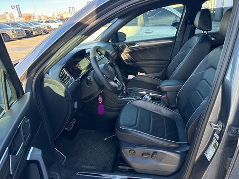 Used 2022 Volkswagen Tiguan SEL R-Line image 2