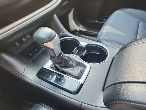 Used 2019 Toyota Highlander Plus AWD/4WD image 25