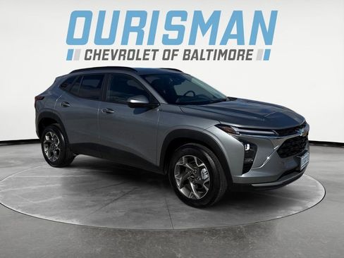 Certified 2025 Chevrolet Trax LT w/ Driver Confidence Package FWD image 1