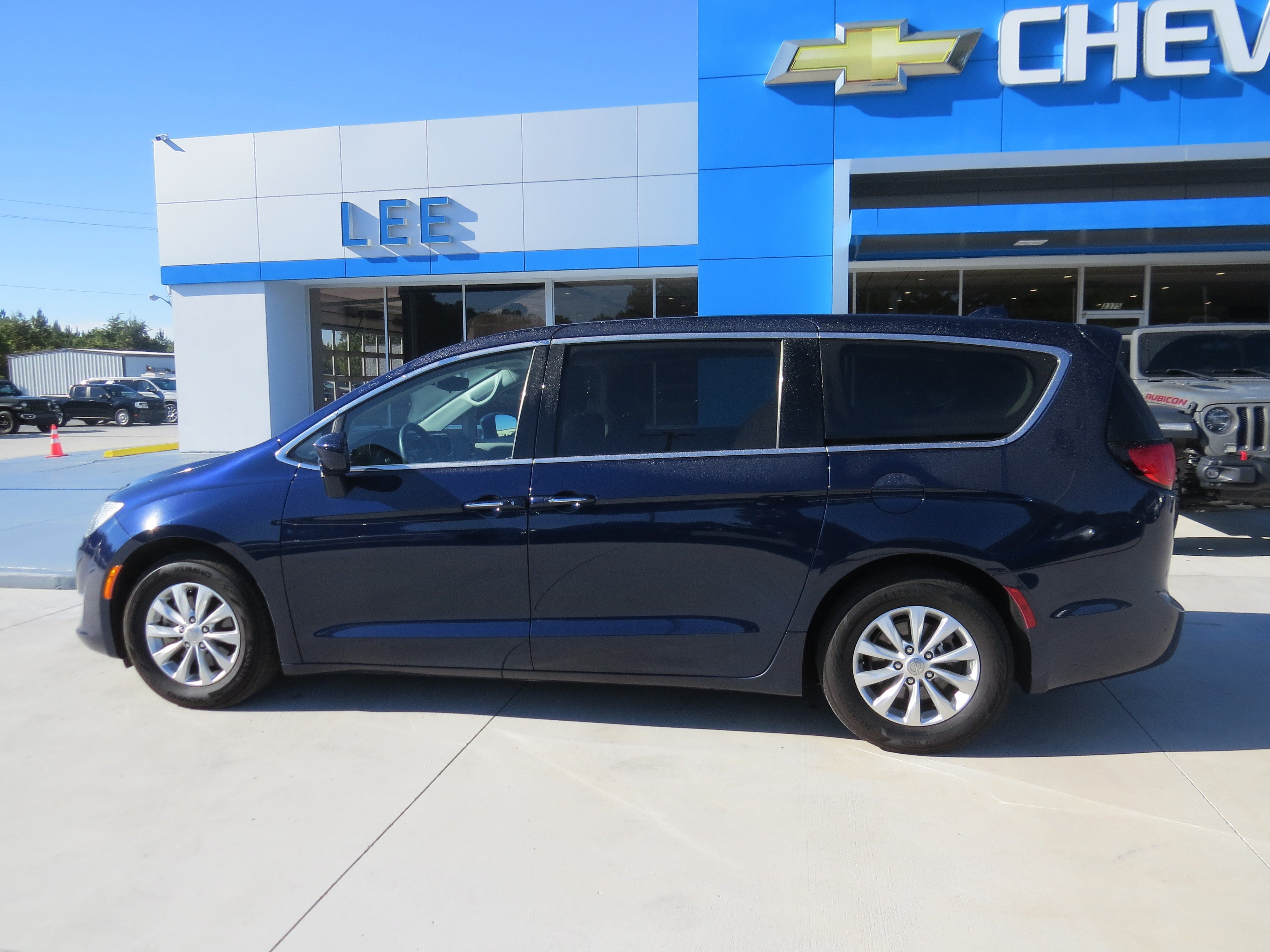Used 2018 Chrysler Pacifica Touring Plus FWD image 8