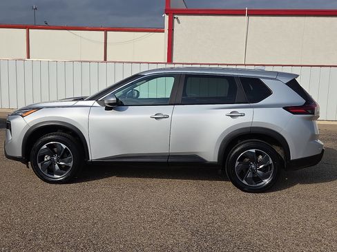 Used 2024 Nissan Rogue SV image 2