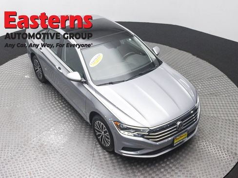 Used 2020 Volkswagen Jetta SE w/ SE Cold Weather Package FWD image 3