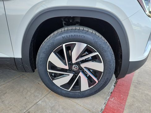 New 2026 Volkswagen Atlas SE image 9