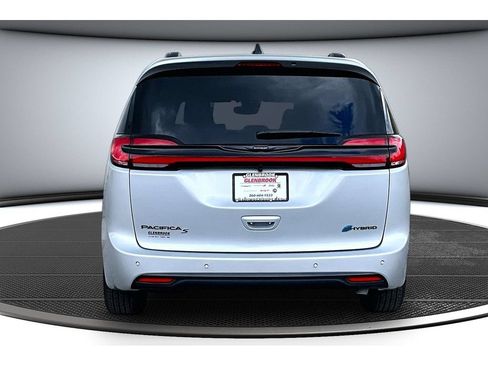 Used 2026 Chrysler Pacifica Premium FWD image 6