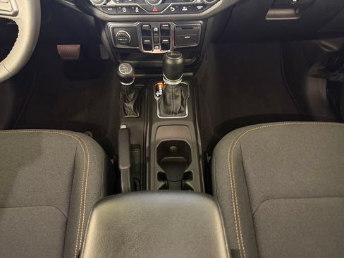 Used 2024 Jeep Gladiator Sport AWD/4WD image 21