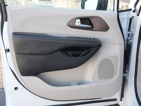 Used 2021 Chrysler Voyager LX image 14