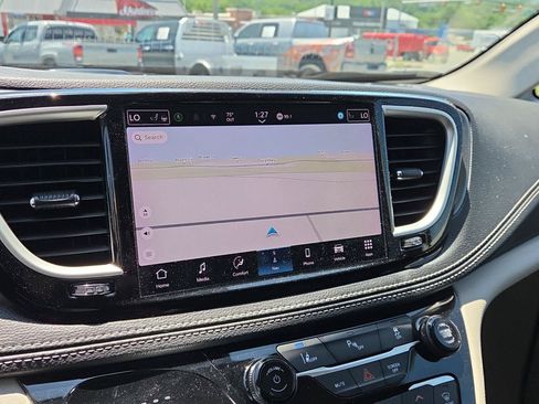 Used 2024 Chrysler Pacifica Limited FWD image 29