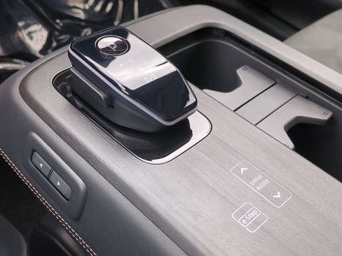 New 2024 Nissan Ariya AWD image 24